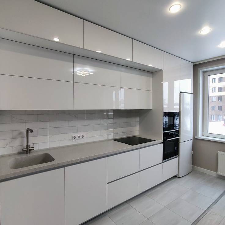 Handleless gloss kitchen with integrated appliances